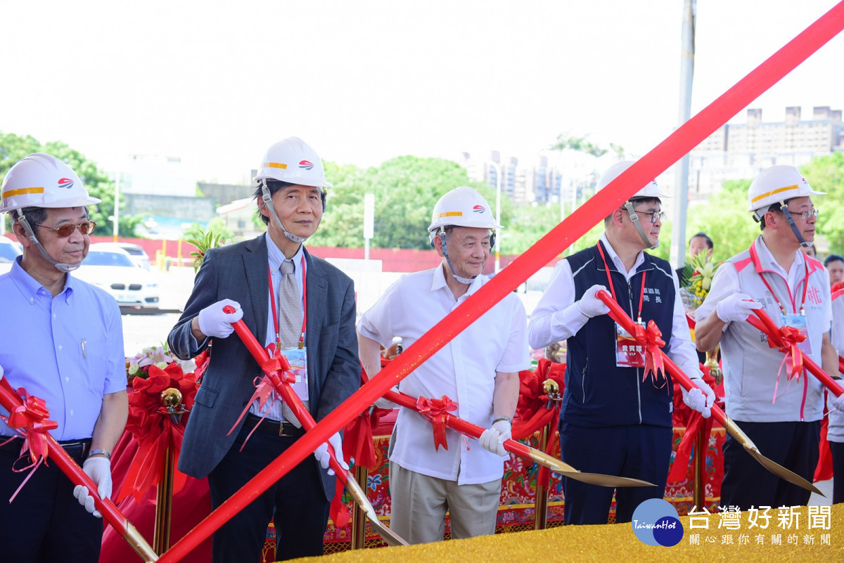 中原大學校長李英明、董事長張光正(左2起)參加「中原車站」開工動土典禮。