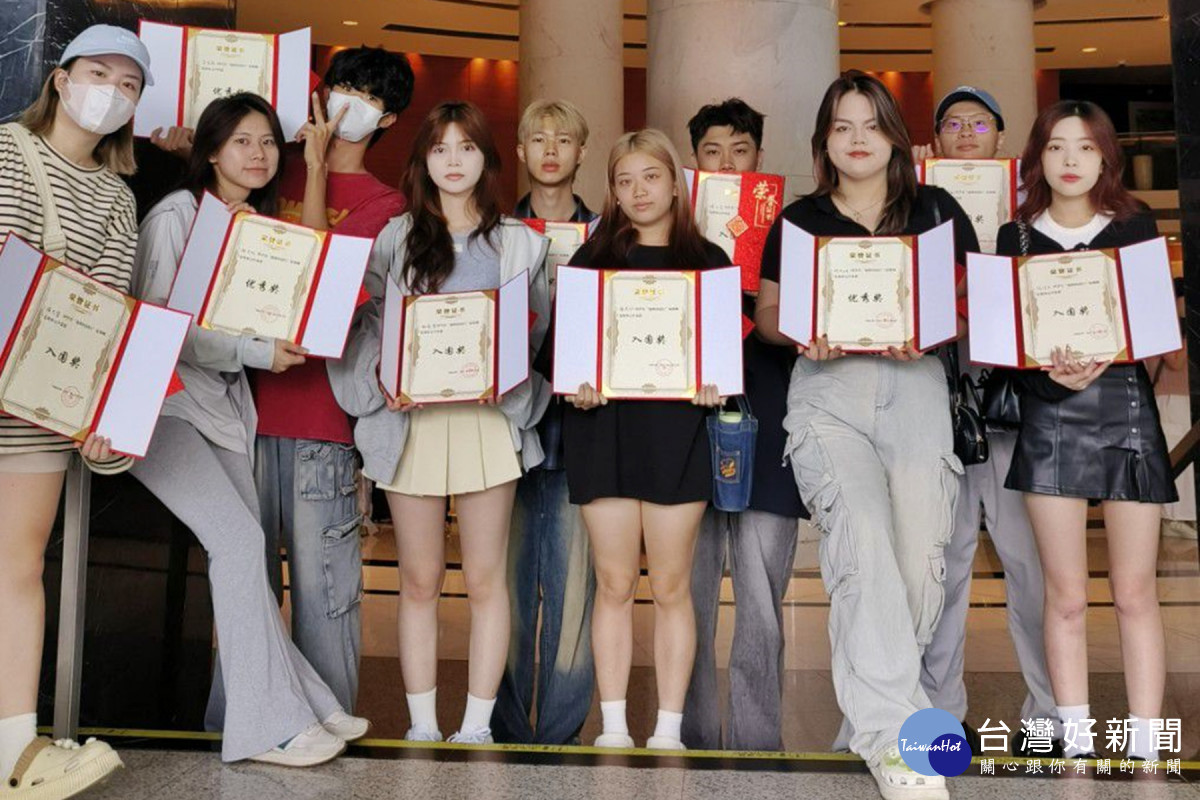 美髮系學生參加兩岸電競文化節短影音競賽,10位學生也拿到短影音競賽獎項。(弘光科大提供)