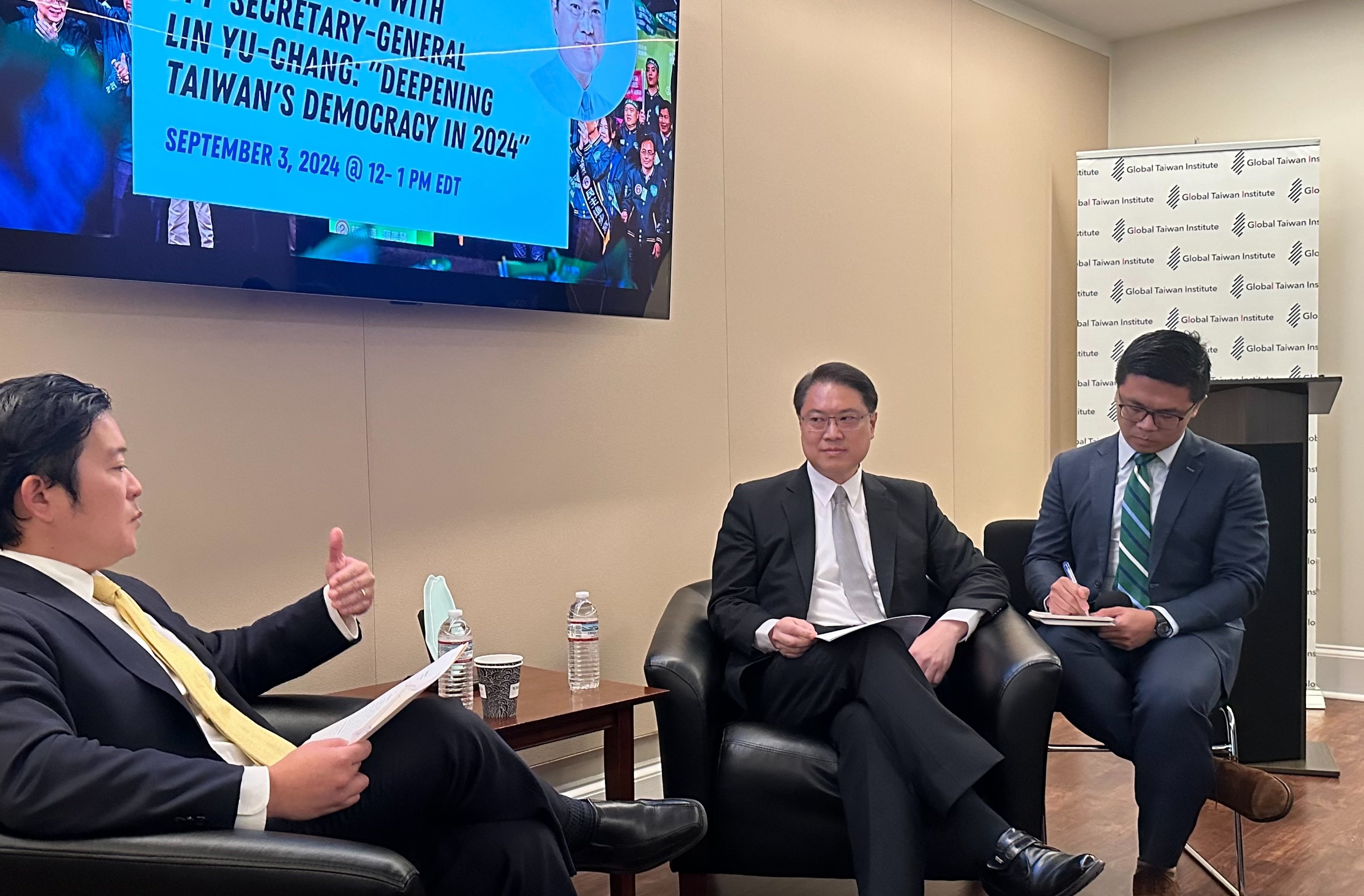 民進黨秘書長林右昌(中)於華府時間3日中午赴華府智庫「全球台灣研究中心」(GTI)就深化台灣民主發表演說,並拜會華府官員及智庫學者。民進黨提供