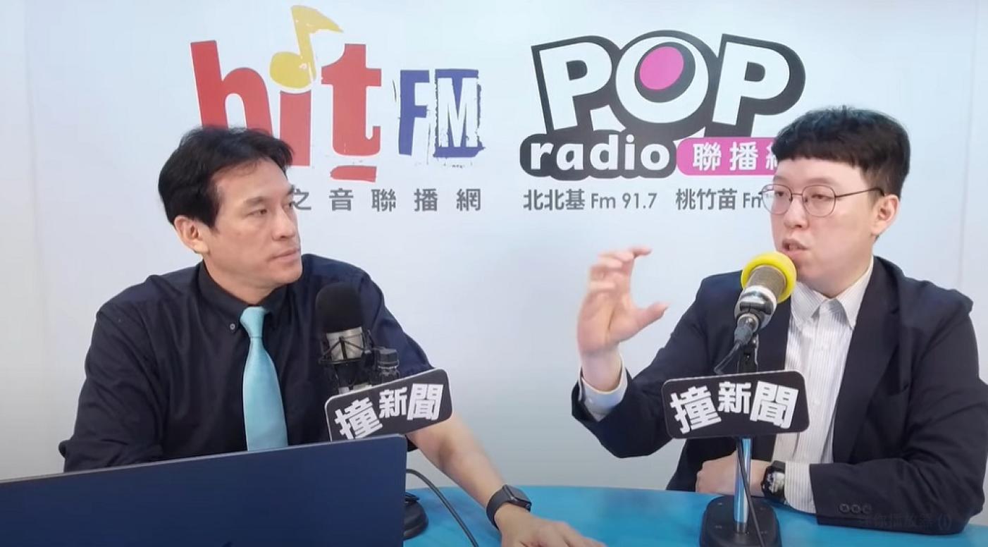 民眾黨前文宣部主任柯昱安(右)連月來上通告談柯文哲,遭網友罵柯黑賺錢,他4日宣布通告費捐做公益。翻攝「POP Radio聯播網」YT頻道