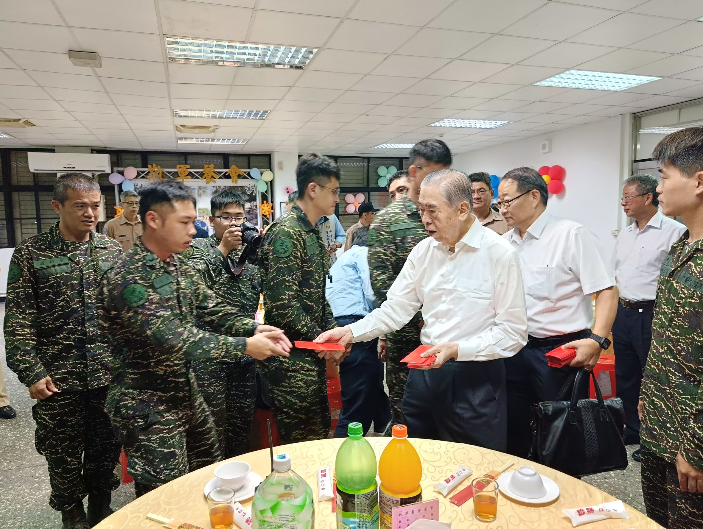 軍友社榮譽理事長李棟樑以辦桌方式慰問偏遠駐軍,感謝官兵保衛家園。王烱華攝