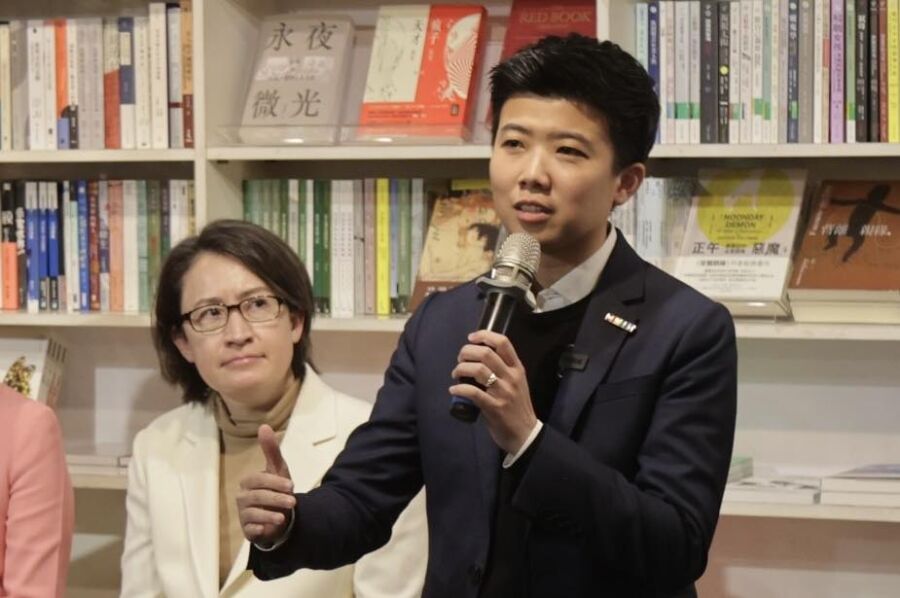 圖/台北市議員苗博雅曾對京華城案公開質詢柯文哲,且記錄在案,她轟柯文哲裝無知無能。(翻攝苗博雅臉書)