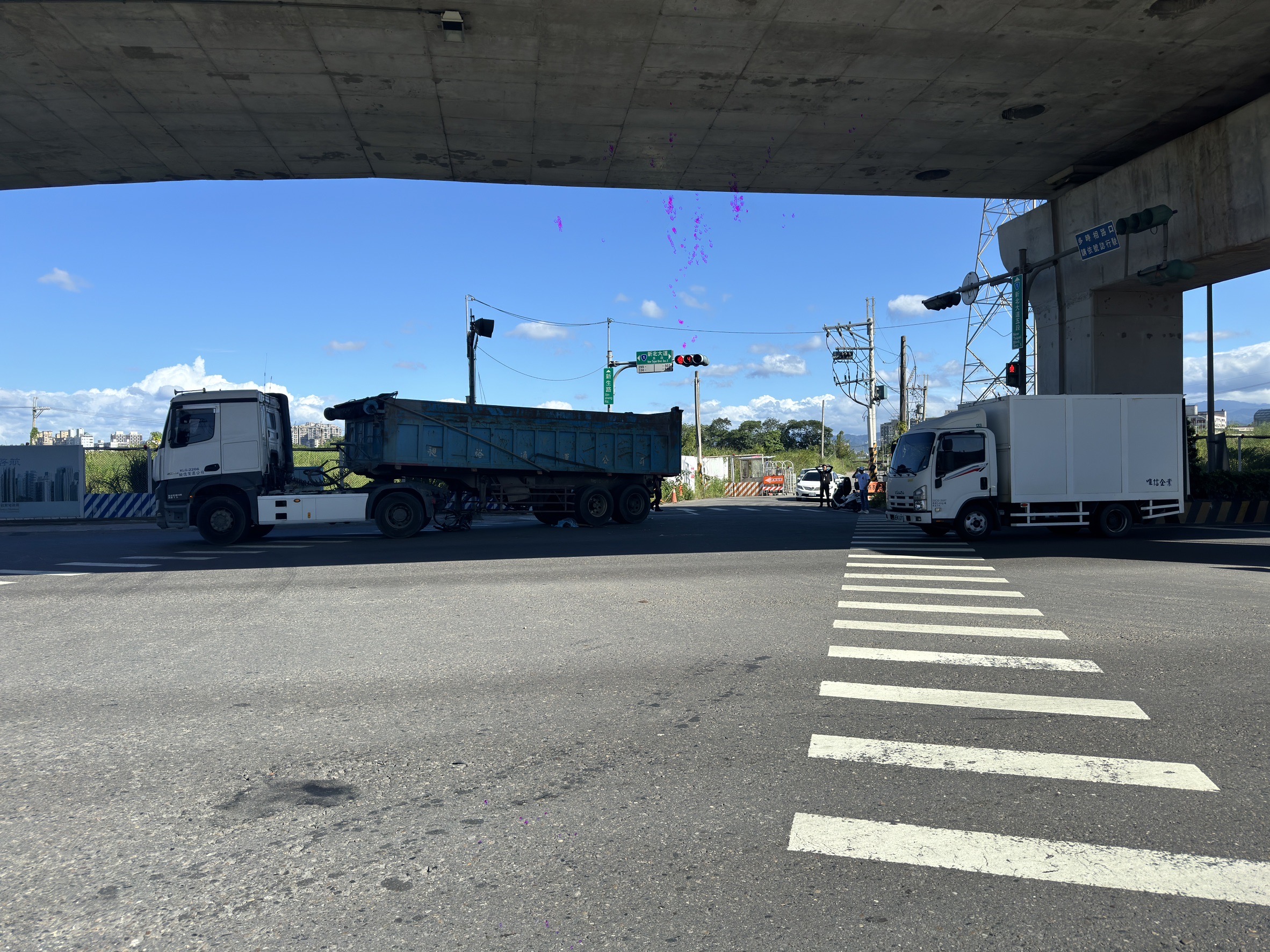 ▲新北市泰山區新生路、新北大道口，今（4）日14時許發生1起死亡車禍。（翻攝畫面）