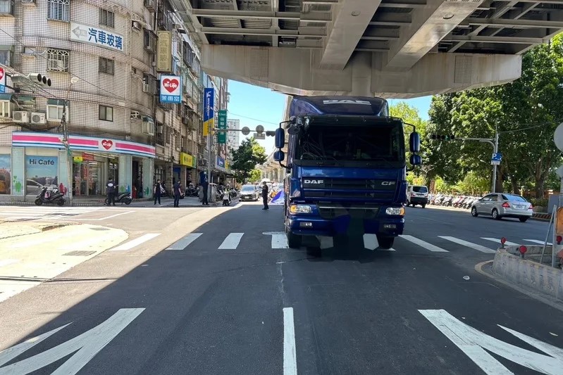 ▲新北市三峽區復興路、大勇路口,今(4)日11時許,發生1起死亡車禍。(翻攝畫面)