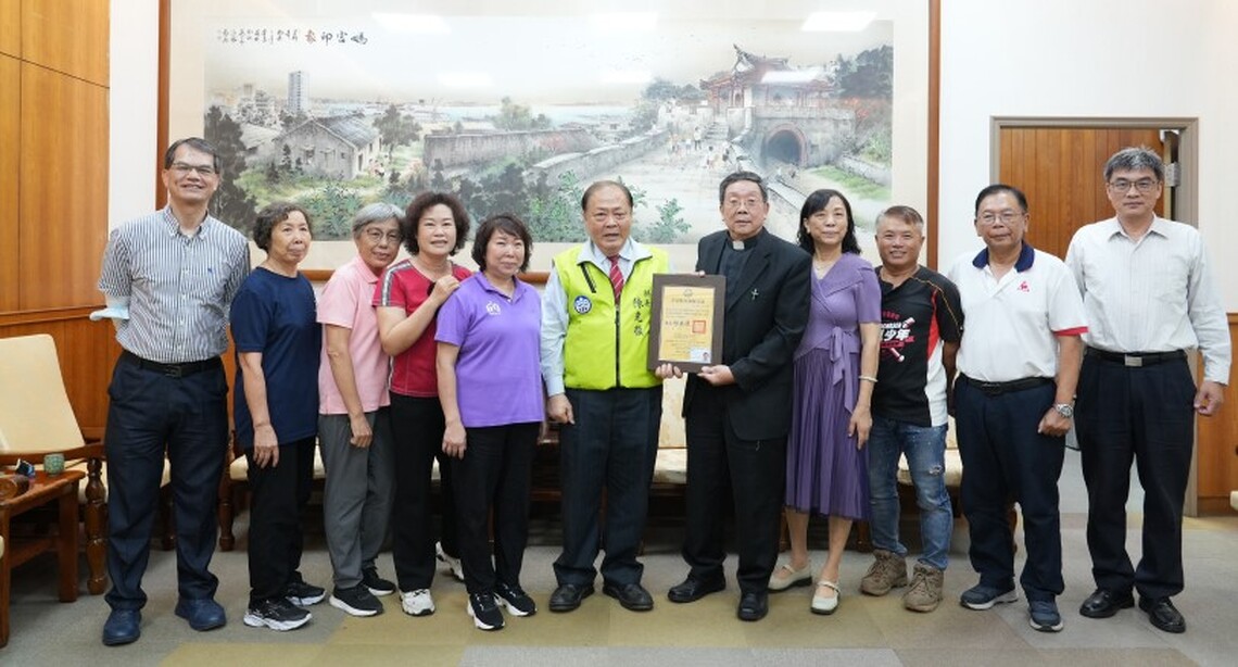 劉堅望牧師屆齡退休 陳光復頒發榮譽縣民證表彰其貢獻