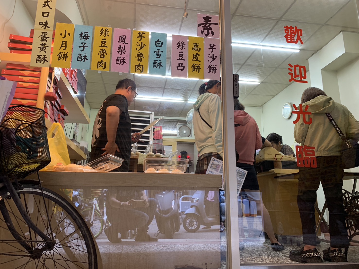 ▲彰化市「彰美珍」餅行招牌的芋沙魯肉、綠豆魯肉、白雪酥等台式月餅深受消費者喜愛，一年只賣15天。（彰化生活美食地圖情報站站長楊語絃提供）
