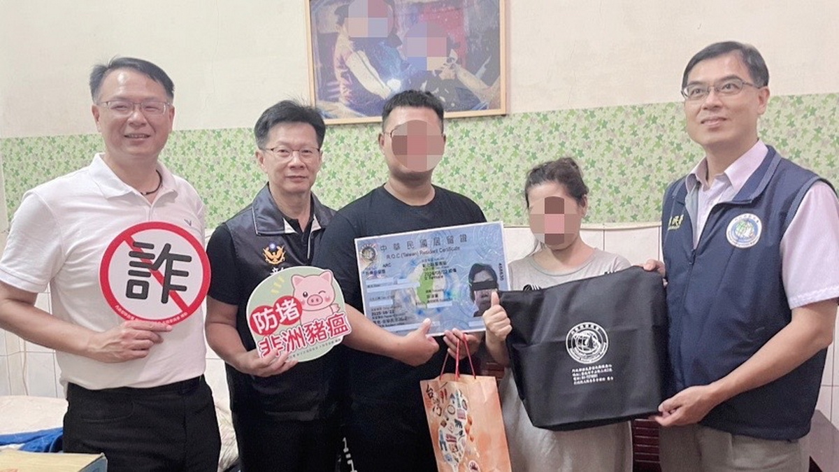▲中秋節前夕,移民署及彰化縣警局將核發的居留證交給阿珍,對阿珍而言,今年的中秋不僅是一個節日,而是新生活的開始。(移民署提供)
