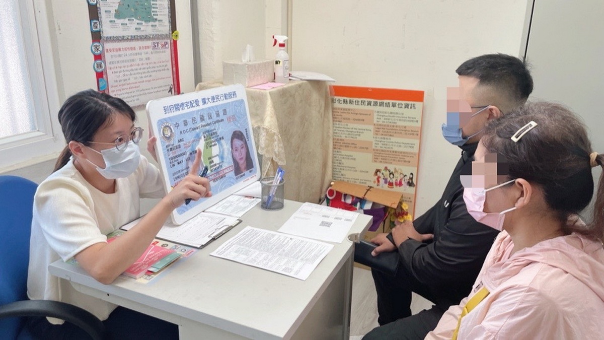 ▲中秋節前夕，移民署及彰化縣警局將核發的居留證交給阿珍，對阿珍而言，今年的中秋不僅是一個節日，而是新生活的開始。（移民署提供）
