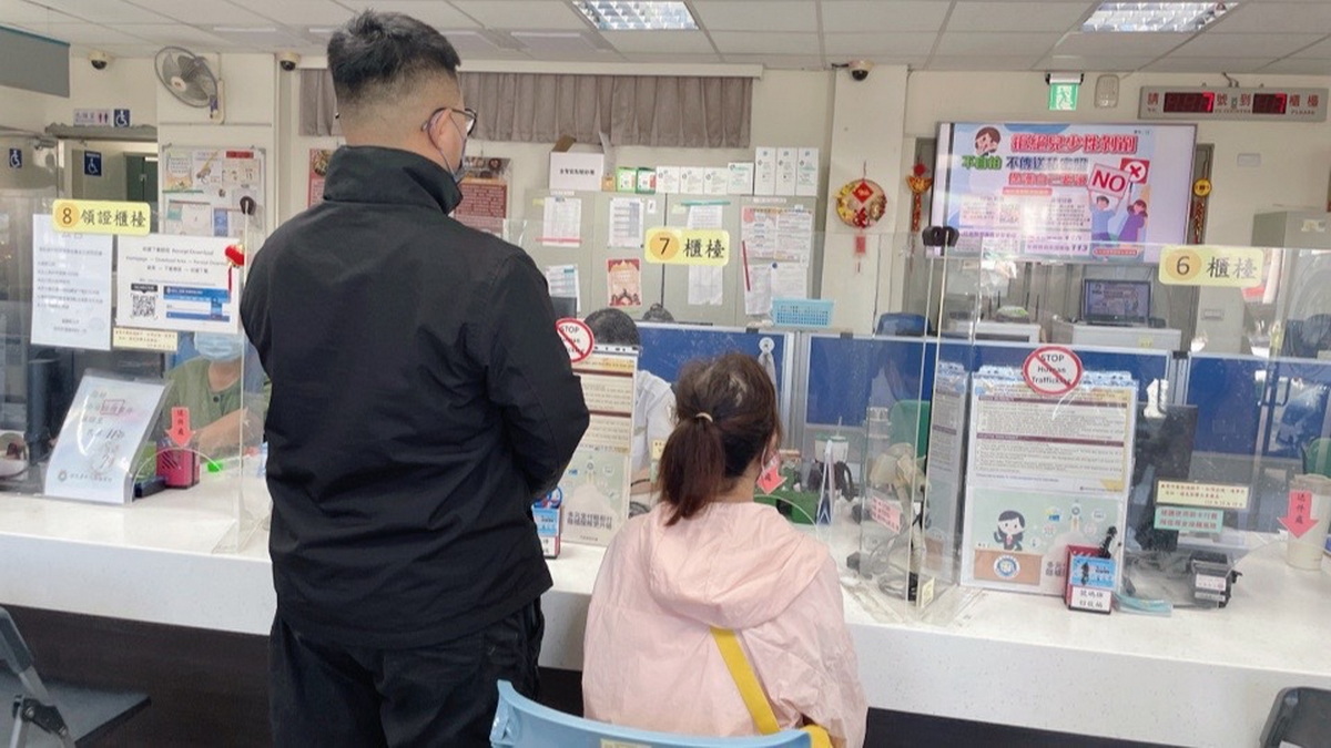 ▲中秋節前夕，移民署及彰化縣警局將核發的居留證交給阿珍，對阿珍而言，今年的中秋不僅是一個節日，而是新生活的開始。（移民署提供）