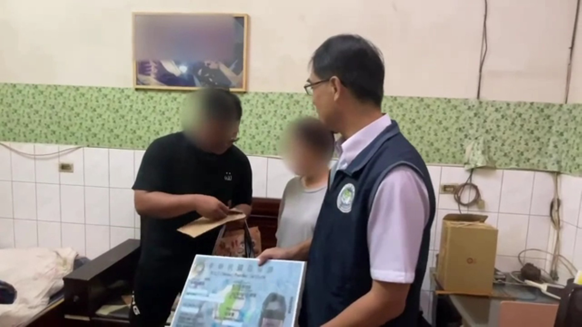 ▲中秋節前夕，移民署及彰化縣警局將核發的居留證交給阿珍，對阿珍而言，今年的中秋不僅是一個節日，而是新生活的開始。（移民署提供）
