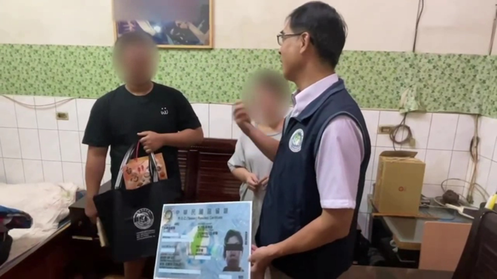 ▲中秋節前夕，移民署及彰化縣警局將核發的居留證交給阿珍，對阿珍而言，今年的中秋不僅是一個節日，而是新生活的開始。（移民署提供）