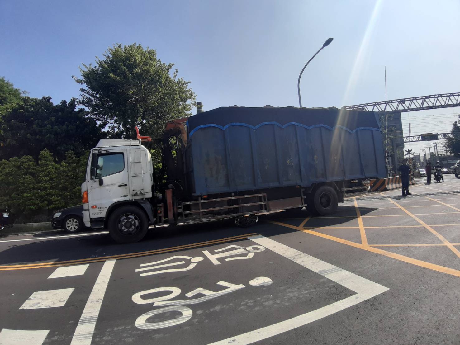 ▲花壇鄉花秀路和花壇街口發生大貨車與腳踏車擦撞車禍,腳踏車老婦連人帶車被拖行至花秀路鐵路平交道,腳踏車捲入車底壓爛。(警方提供)