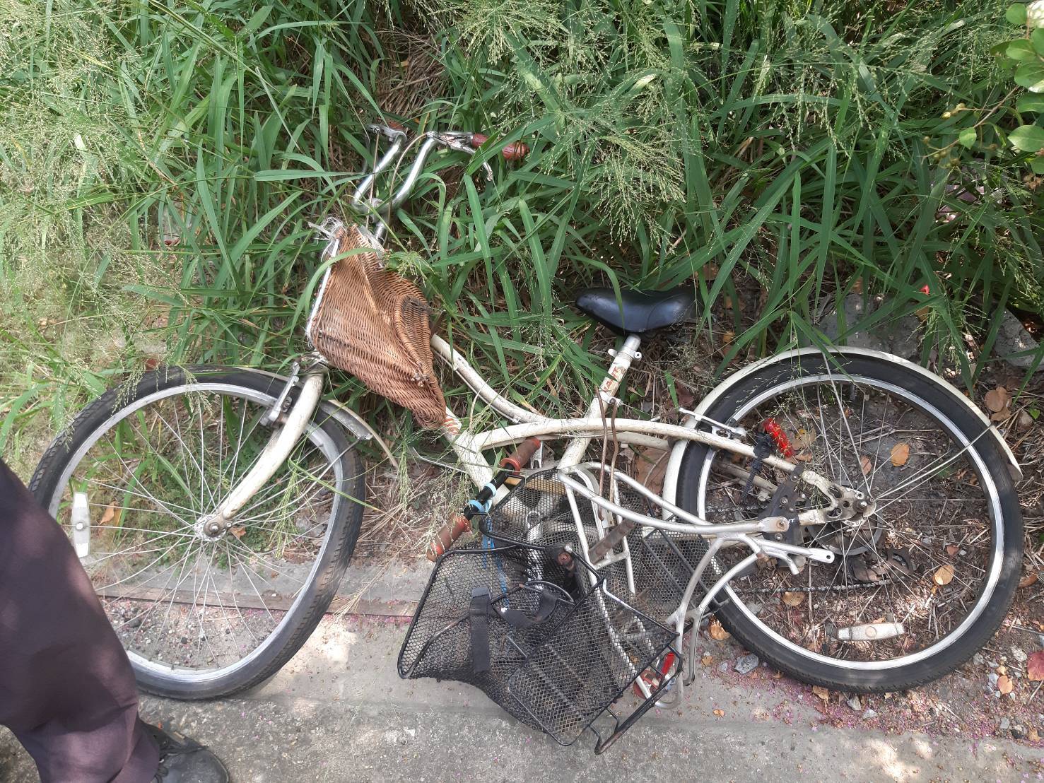 ▲花壇鄉花秀路和花壇街口發生大貨車與腳踏車擦撞車禍，腳踏車老婦連人帶車被拖行至花秀路鐵路平交道，腳踏車捲入車底壓爛。（警方提供）