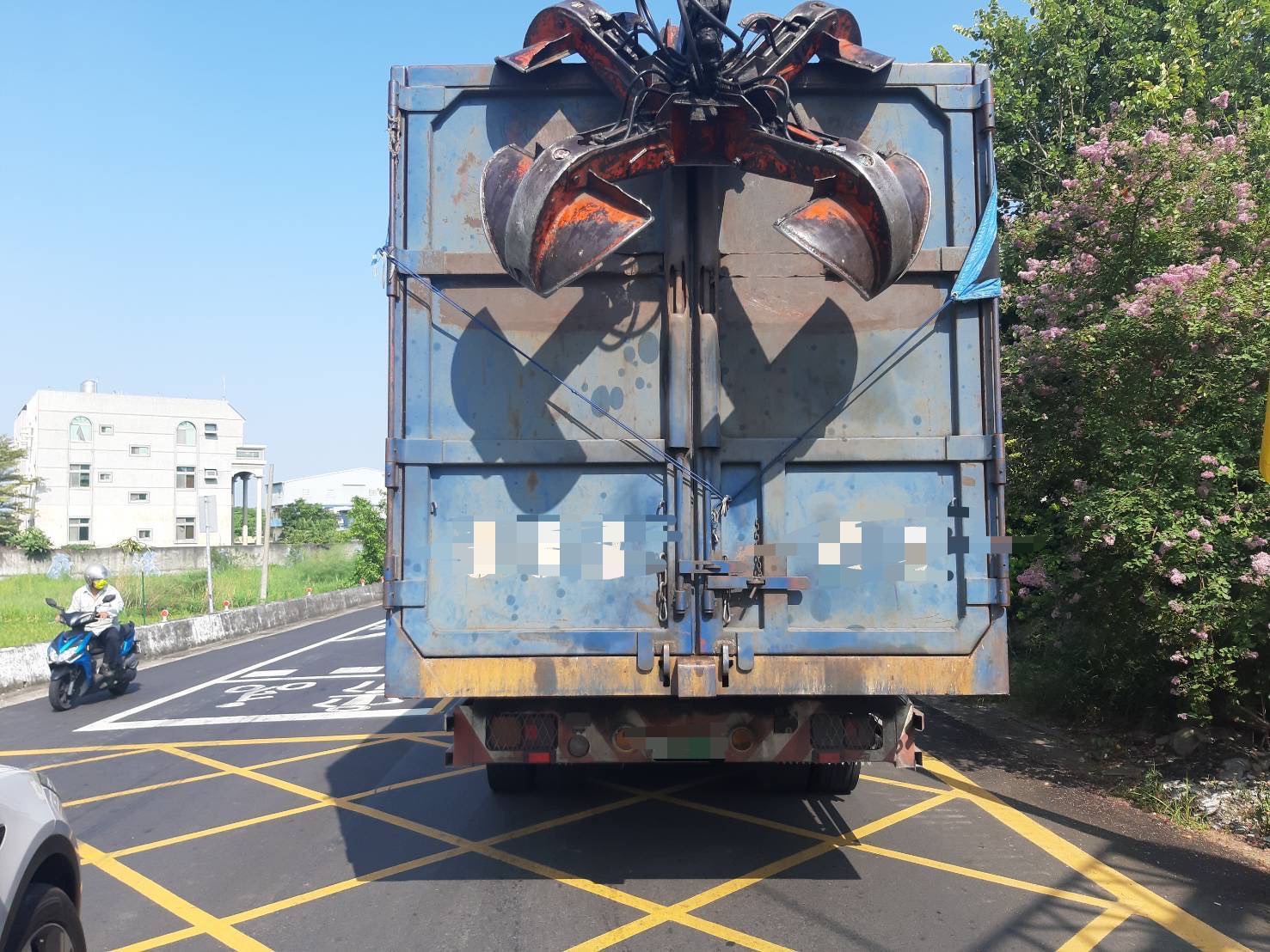 ▲花壇鄉花秀路和花壇街口發生大貨車與腳踏車擦撞車禍，腳踏車老婦連人帶車被拖行至花秀路鐵路平交道，腳踏車捲入車底壓爛。（警方提供）