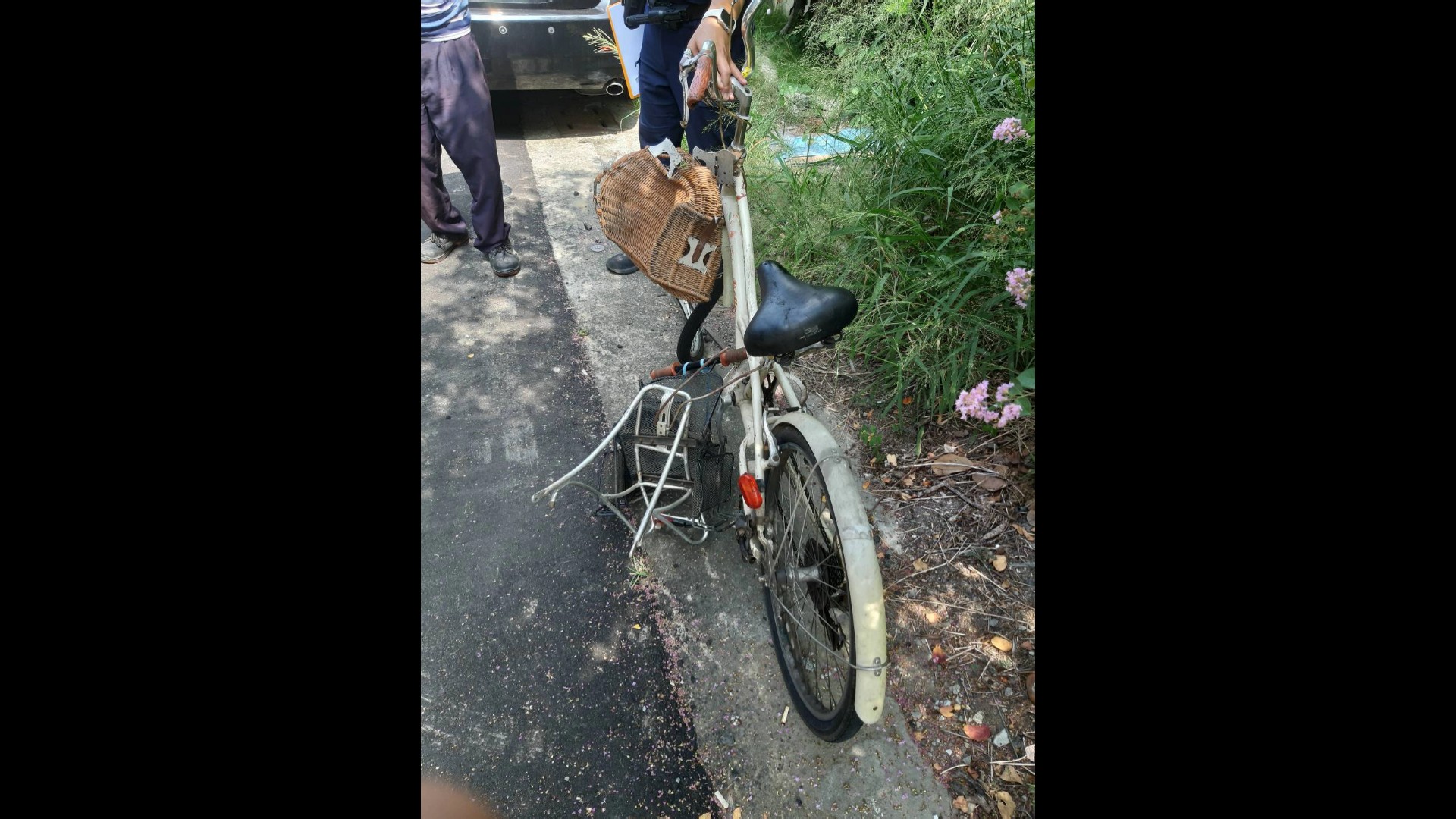 ▲花壇鄉花秀路和花壇街口發生大貨車與腳踏車擦撞車禍，腳踏車老婦連人帶車被拖行至花秀路鐵路平交道，腳踏車捲入車底壓爛。（警方提供）