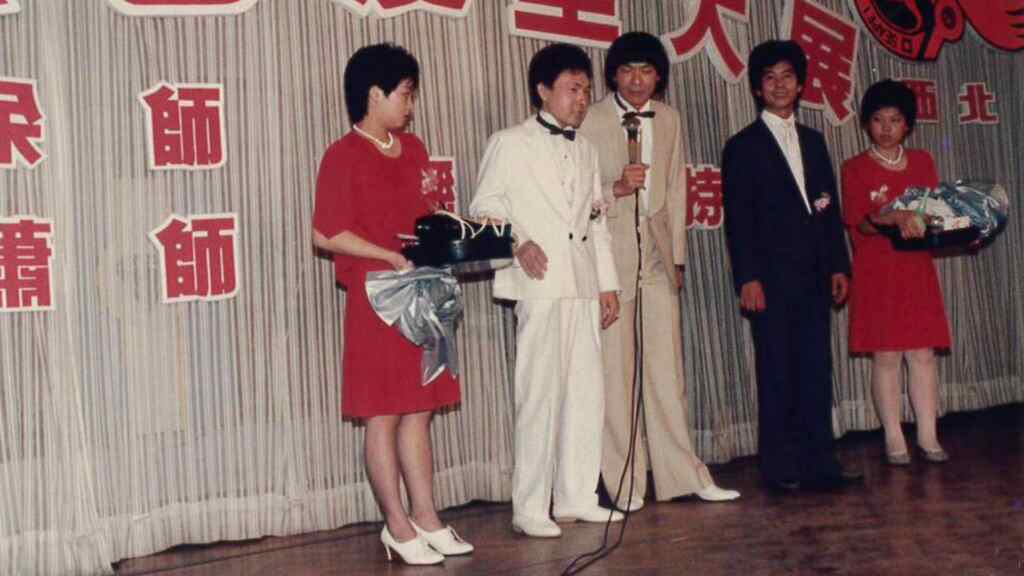 ▲藍寶石大歌廳演出,豬哥亮與髮型設計師余南宏師傅(左2)及蕭國雲師傅(右2)。(高流提供)