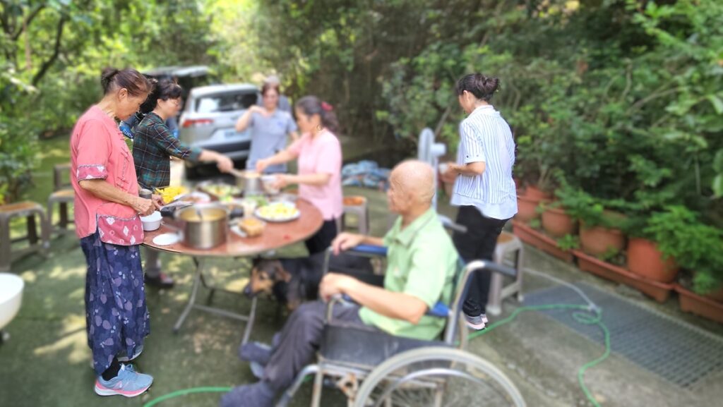 滿桌美味的蔬食料理是秀鳳、美莉、梅瓊、玉鳳等四人親手烹飪後從家裡帶來的，師姊們說其實水合很期待大家去看他！桌椅是特別為慈濟志工而設的。（陳惠玲攝影）