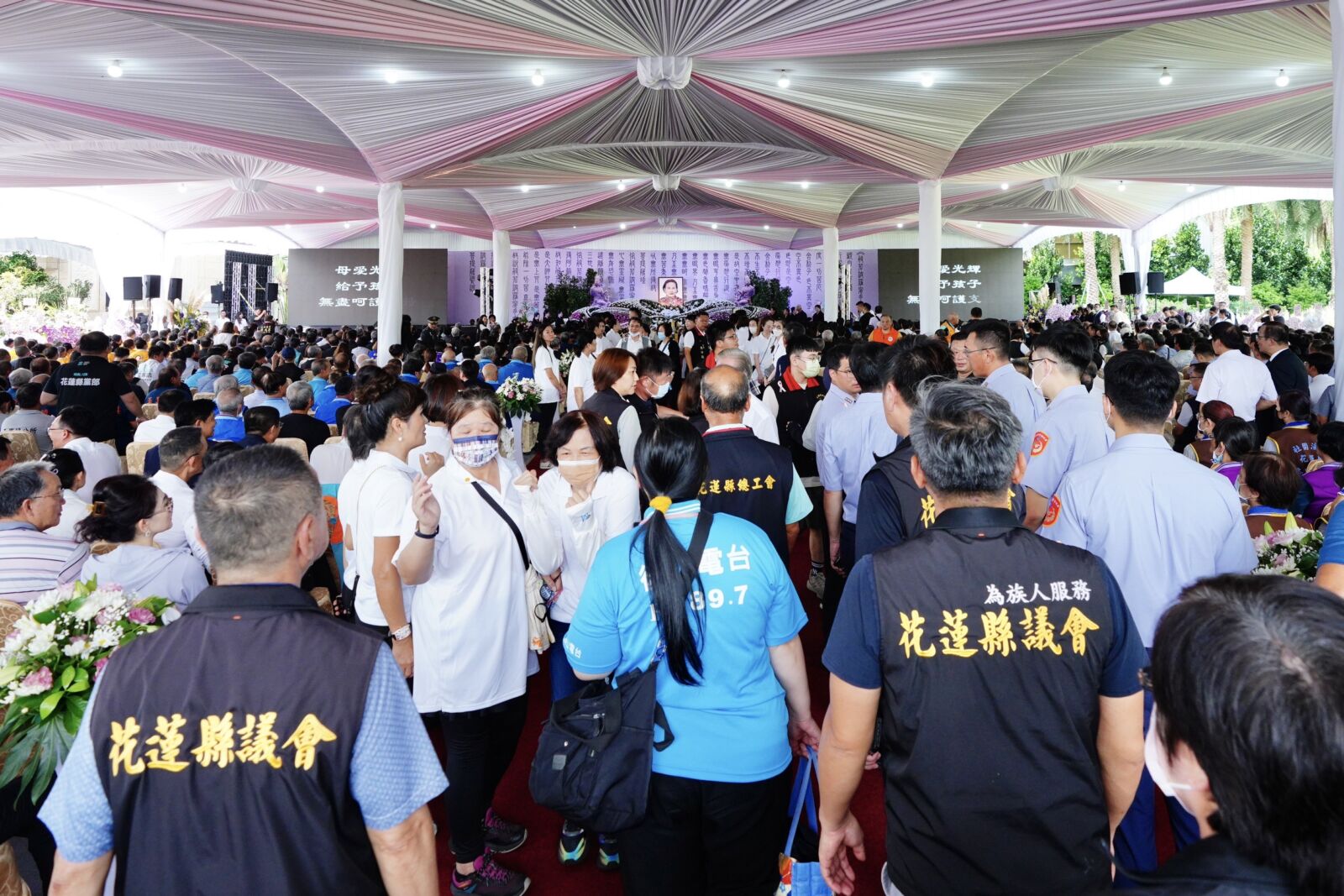 柯文哲率黨籍立委出席傅崐萁母親告別式 立院新會期藍白合氛圍濃厚 256 柯文哲率黨籍立委出席傅崐萁母親告別式 立院新會期藍白合氛圍濃厚 255