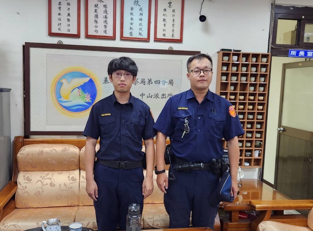 基隆市警察局第四分局中山派出所警員周建邦、李翊煜(左至右)。(記者薛秀蓮翻攝)
