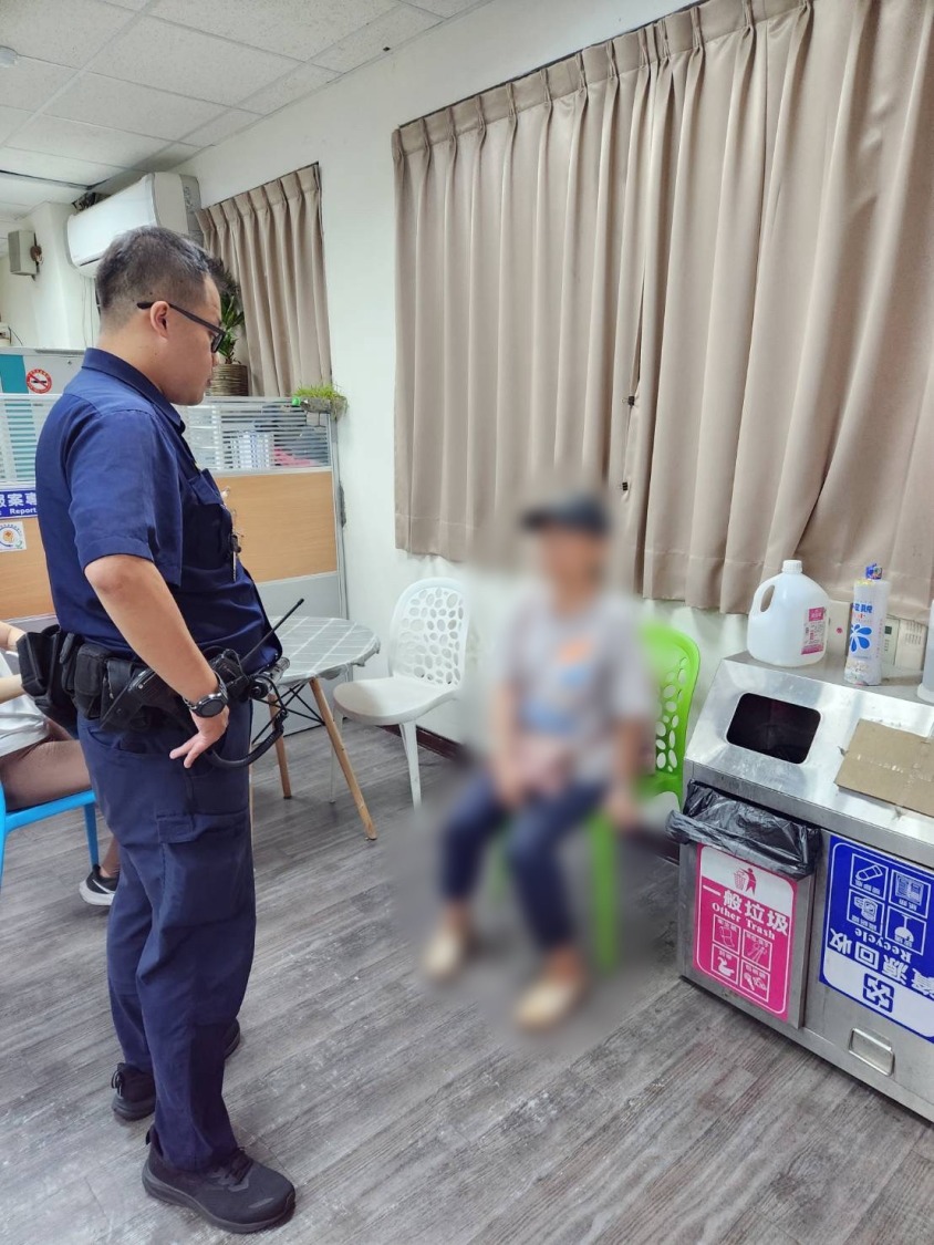 警方先行讓老嫗在所內休息。(記者薛秀蓮翻攝)