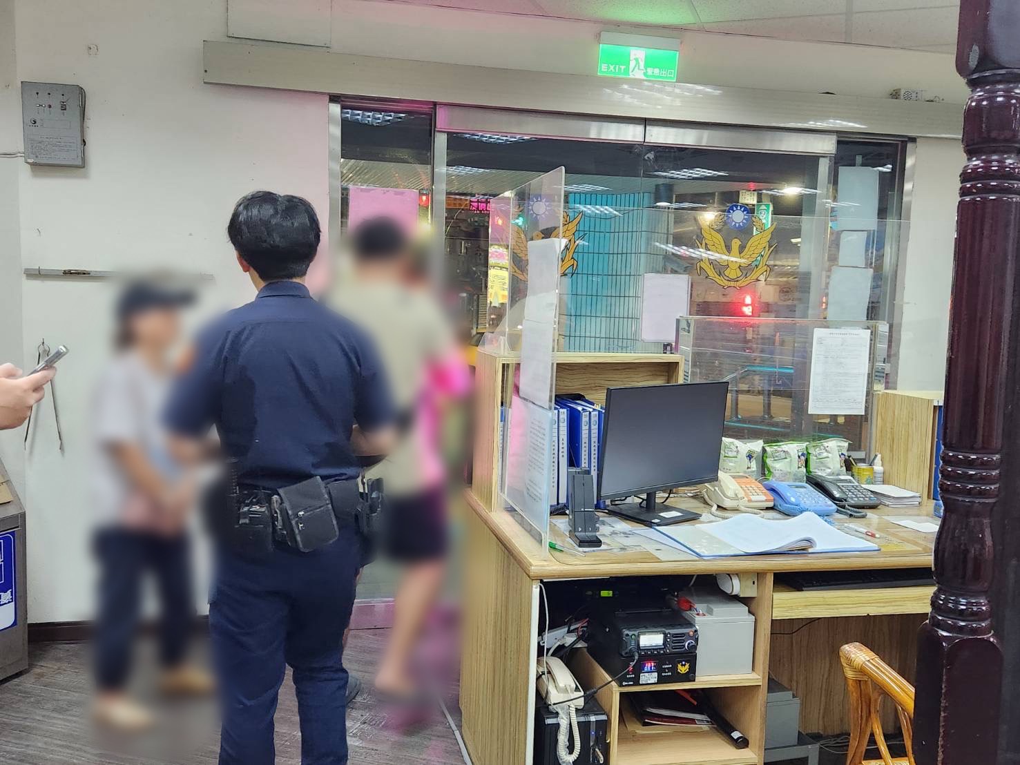 老嫗家屬前來派出所將其接回。(記者薛秀蓮翻攝)