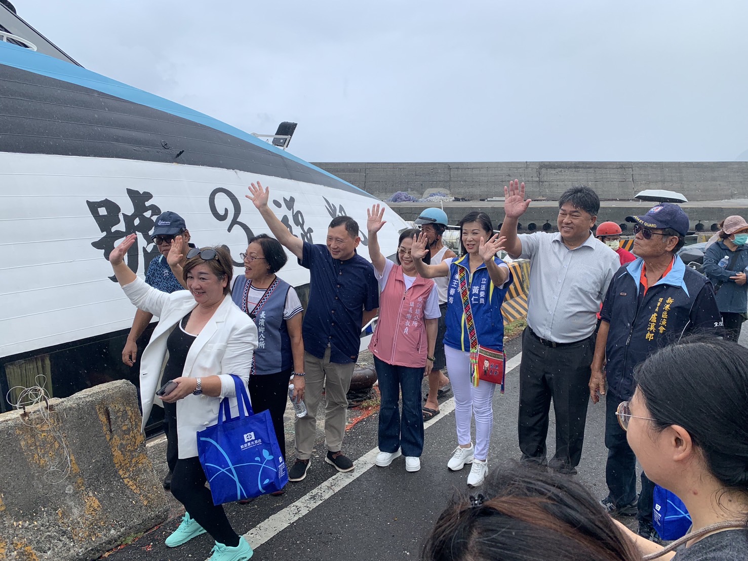 王春梅代表立法委員黃仁出席開幕典禮,見證藍色公路開通首航,十分開心。(圖/黃仁國會辦公室)