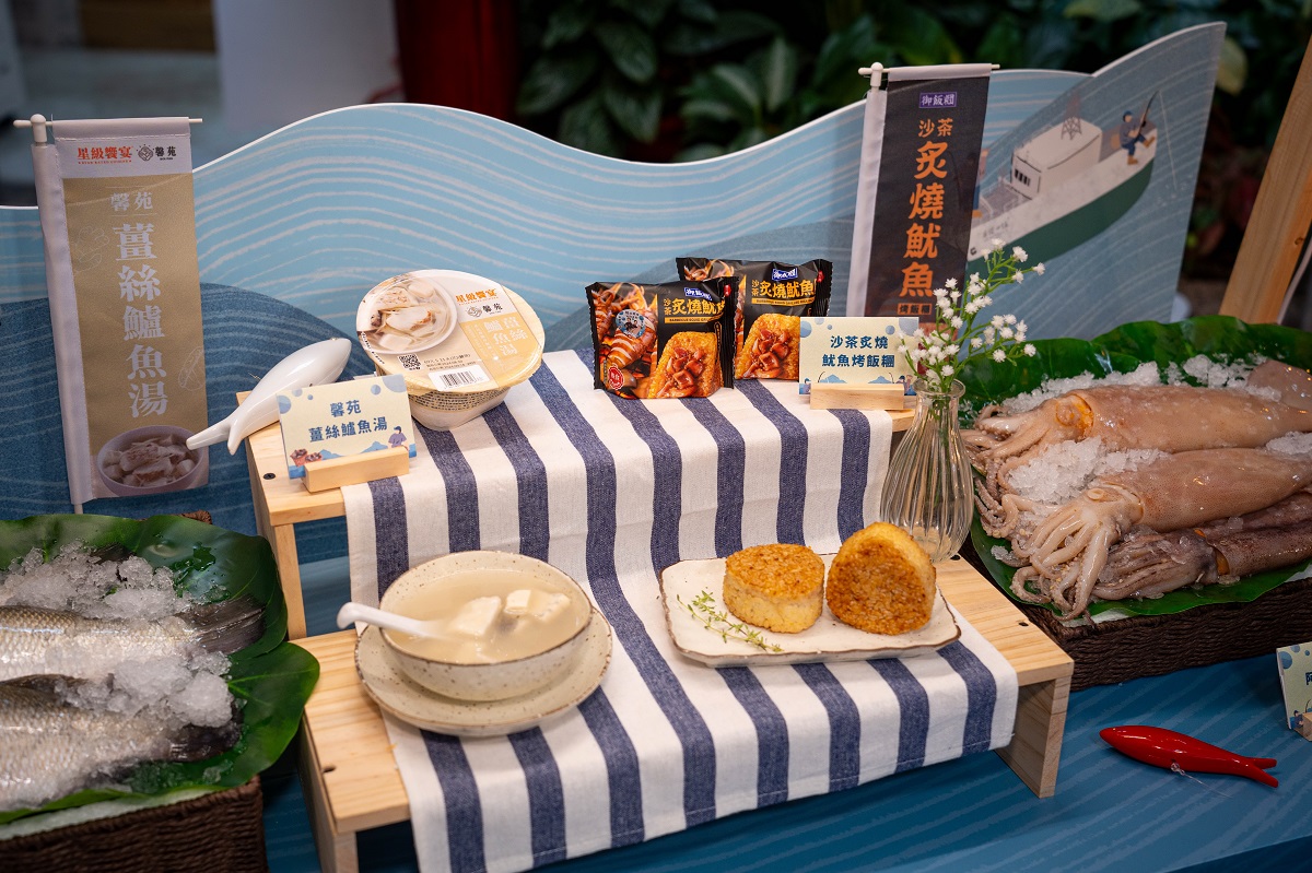▲「沙茶炙燒魷魚烤飯糰」及「馨苑薑絲鱸魚湯」即日起於全台7-ELEVEN門市開始販售。(漁業署提供/記者郭夢迪翻攝)