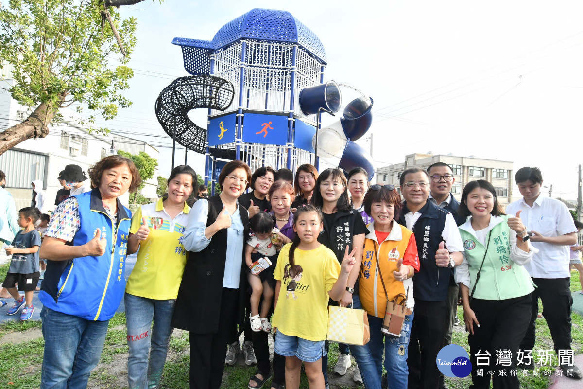 埔南公園「溜滑梯」戴上埔鹽順澤宮冠軍帽。圖/記者鄧富珍翻攝