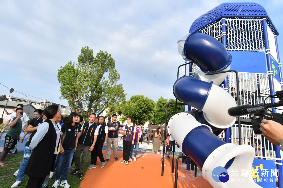 埔南公園「溜滑梯」戴上埔鹽順澤宮冠軍帽。圖/記者鄧富珍翻攝