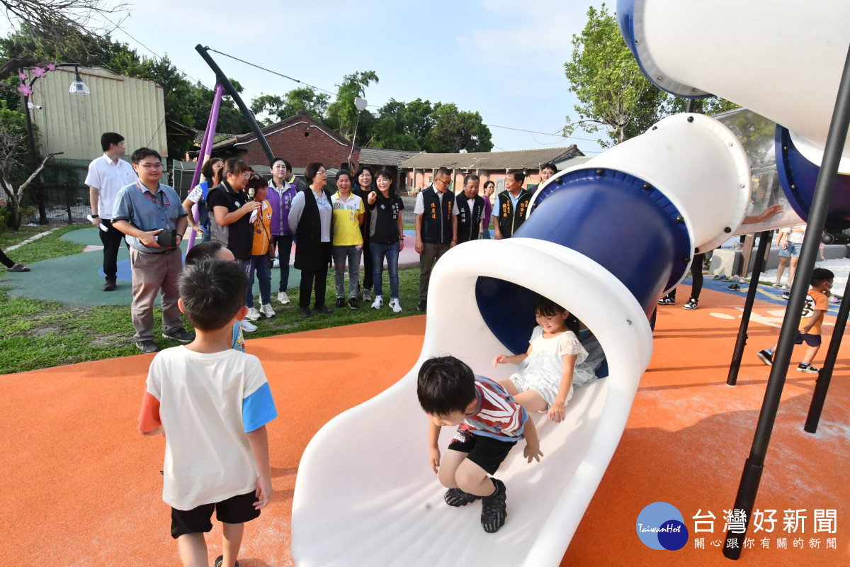 埔南公園「溜滑梯」戴上埔鹽順澤宮冠軍帽。圖/記者鄧富珍翻攝