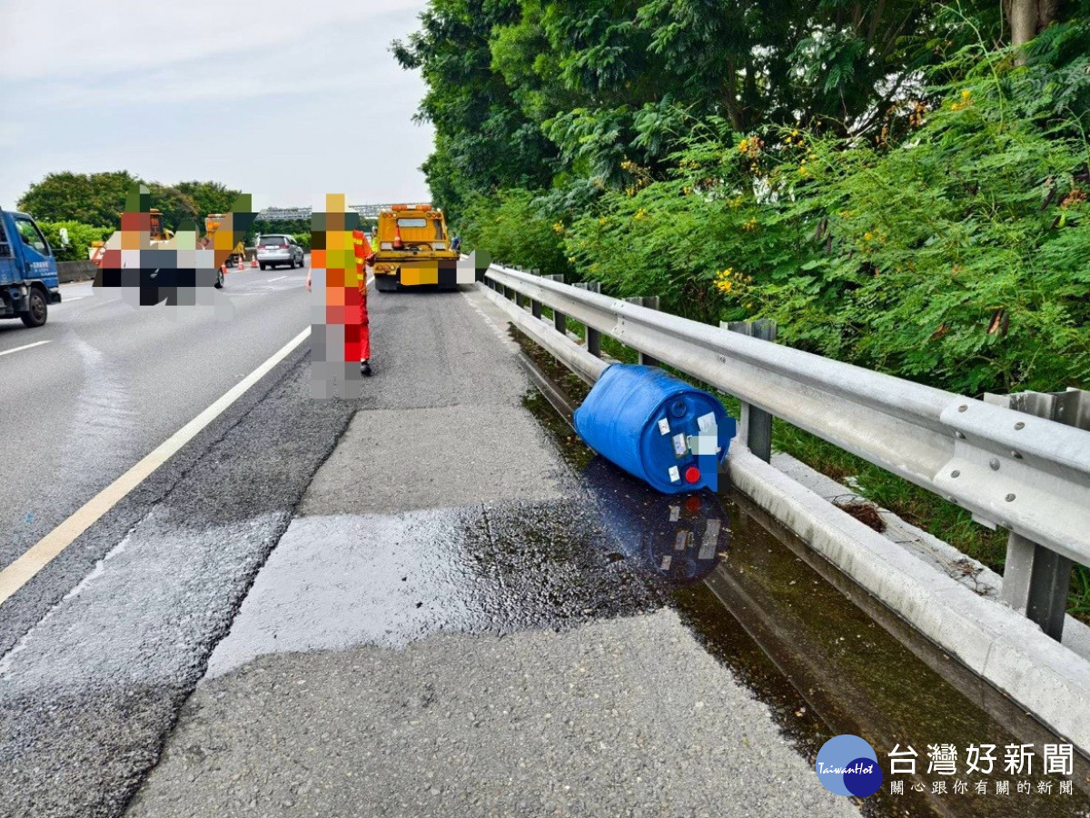 一輛裝載化學物品貨車行經國道1號民雄路段自撞，導致氫氧化鉀洩漏／警方提供