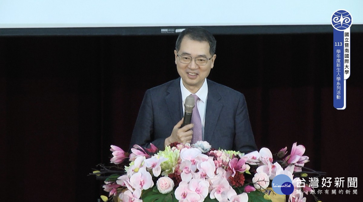 暨大校長武東星於新生入學活動中表示「你想像不到的,暨大都有」。(圖/暨大提供)