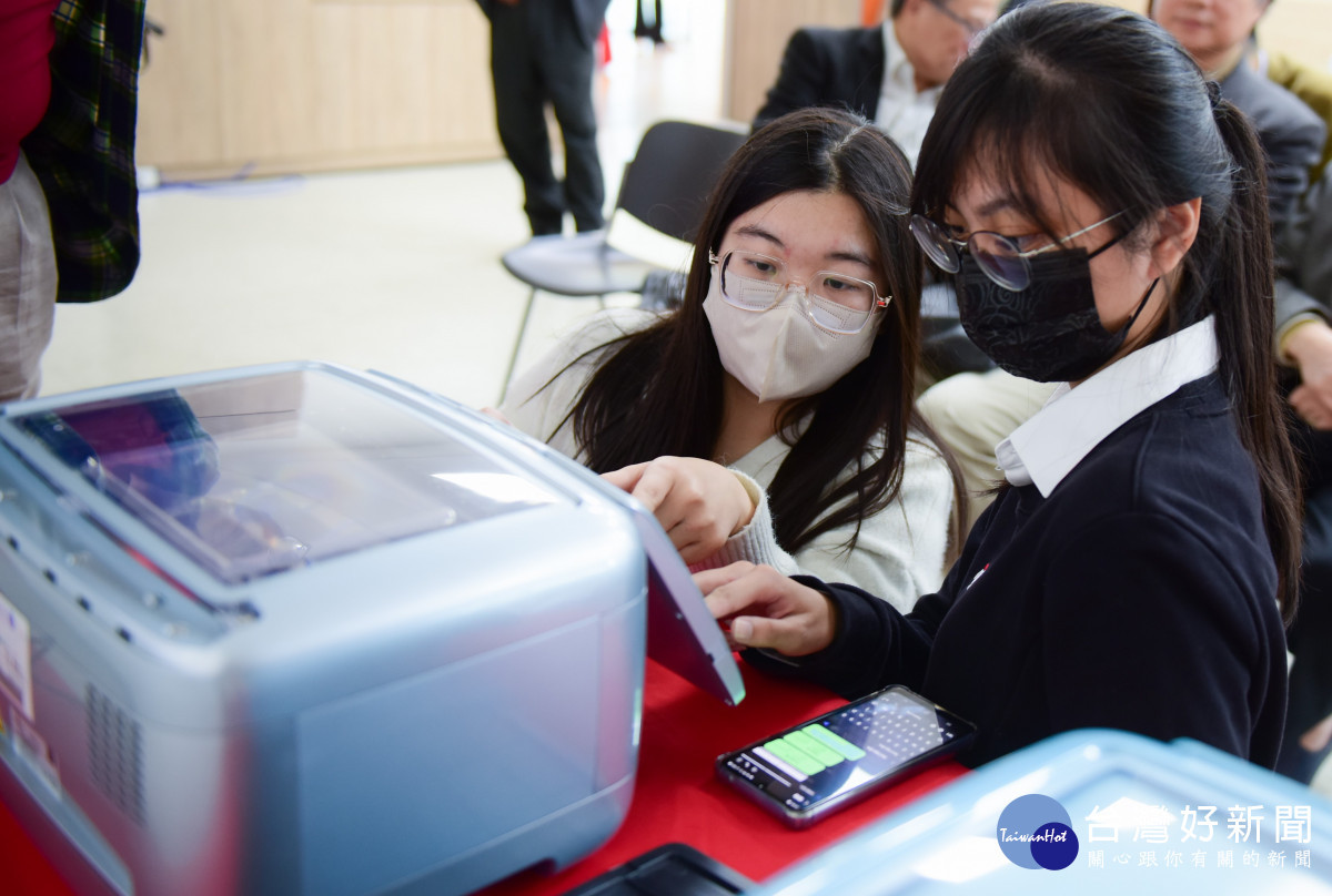中原大學擁有全台最完整的量子電腦設備,可在室溫下進行計算,比傳統更方便。