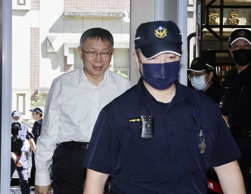 柯文哲(後)5日9時許抵達北院。中央社