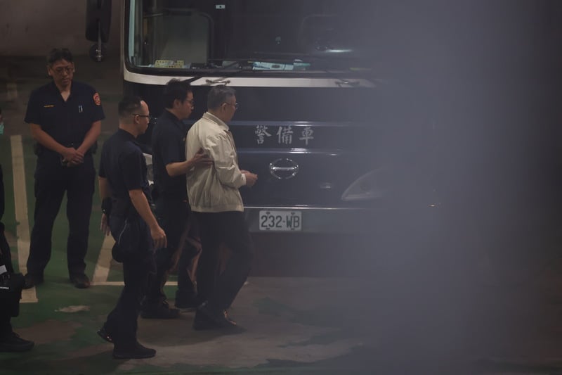 柯文哲(右)被控在京華城案涉圖利、收賄等,台北地方法院5日下午再度召開羈押庭,裁定柯文哲羈押禁見,隨後由法警戒護柯文哲登上囚車前往台北看守所。中央社