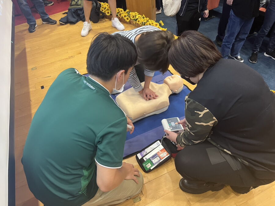 圖/新北市政府衛生局為及時搶救寶貴生命,特開設急救技能(CPR+AED)訓練簡易版的免費課程。(新北市政府衛生局提供)