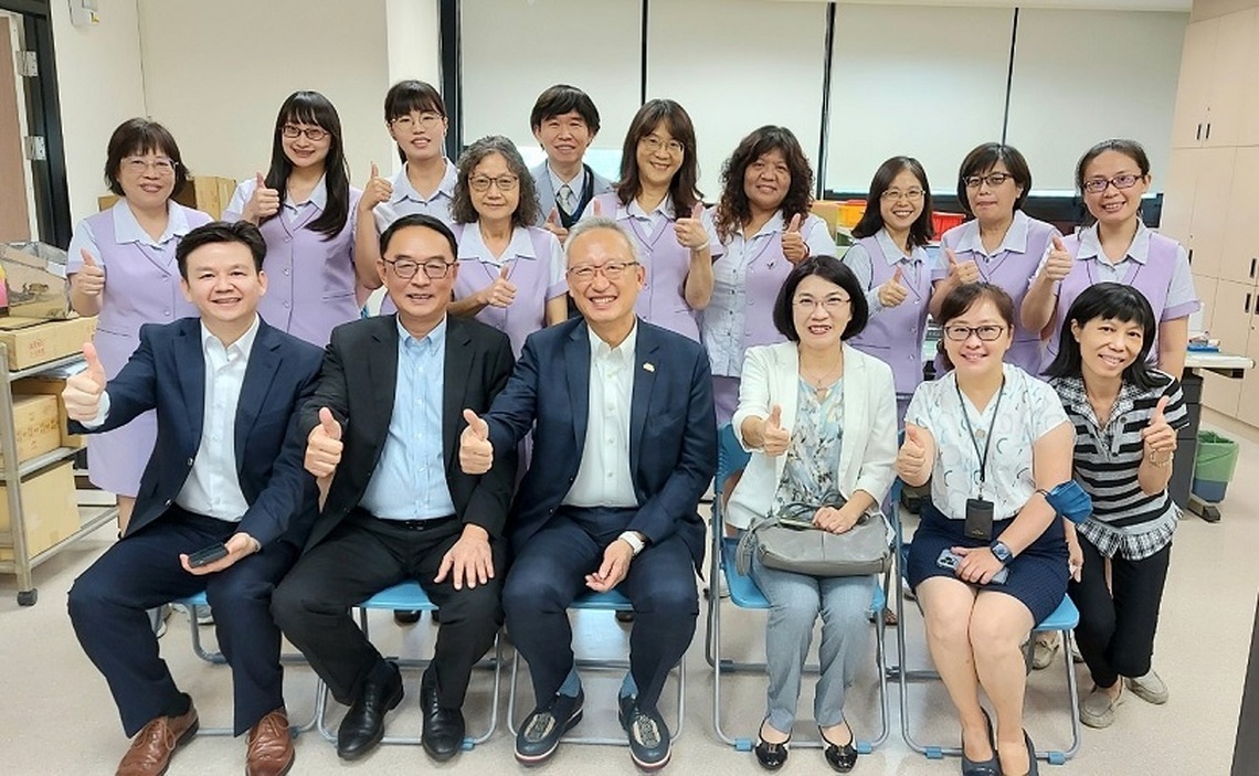 外交部政次吳志中訪察南部辦事處  勉勵持續精進做好為民服務的工作