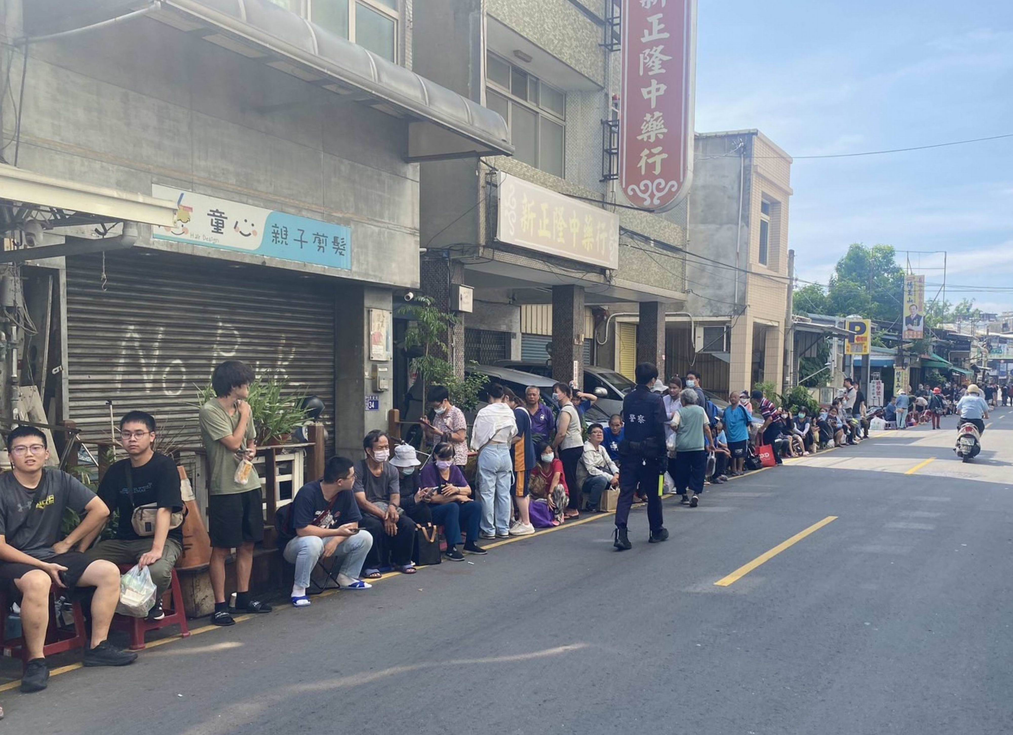 ▲彰化市蛋黃酥名店「不二坊」每年中秋節前就有排隊亂象。（資料照 記者張溎壕攝），