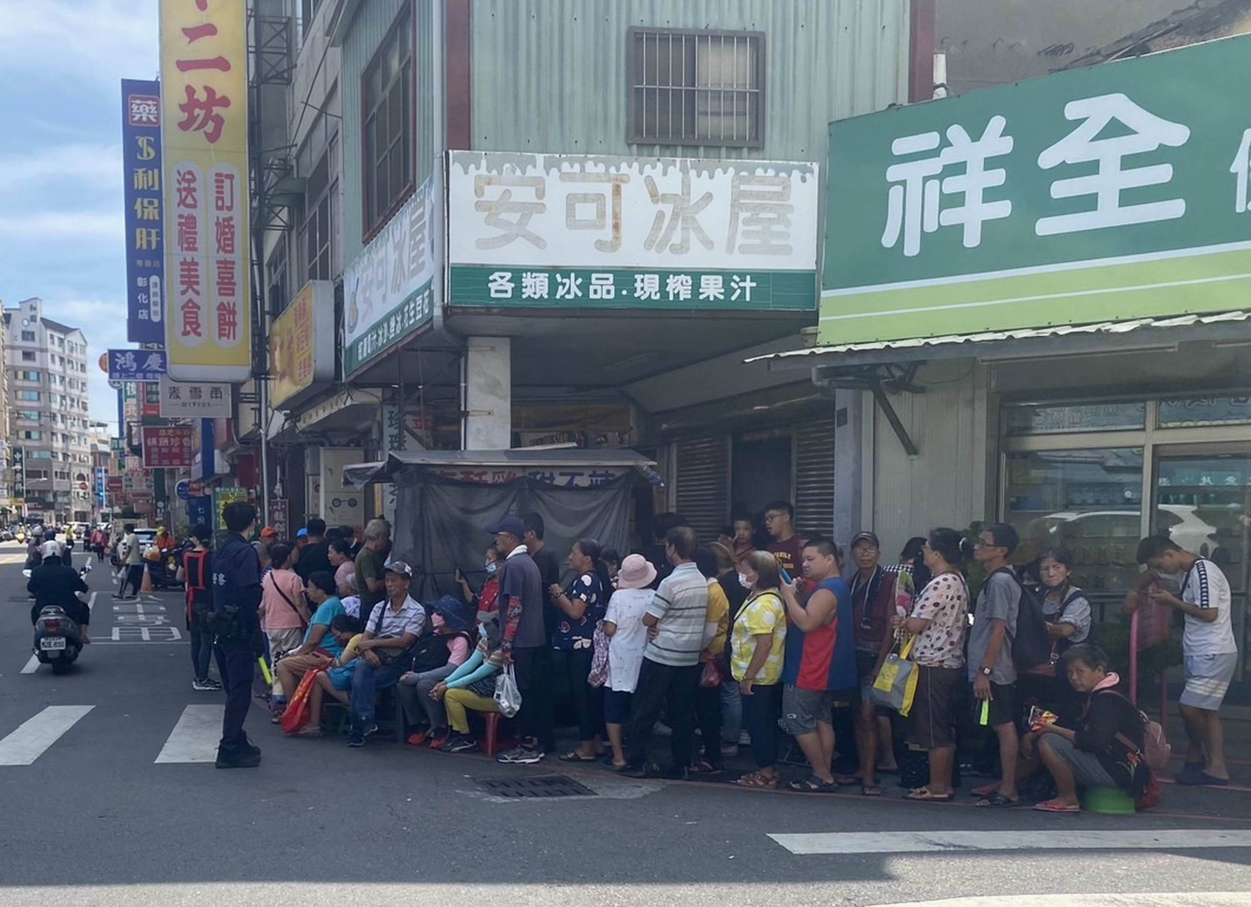 ▲彰化市蛋黃酥名店「不二坊」每年中秋節前就有排隊亂象。（資料照 記者張溎壕攝），