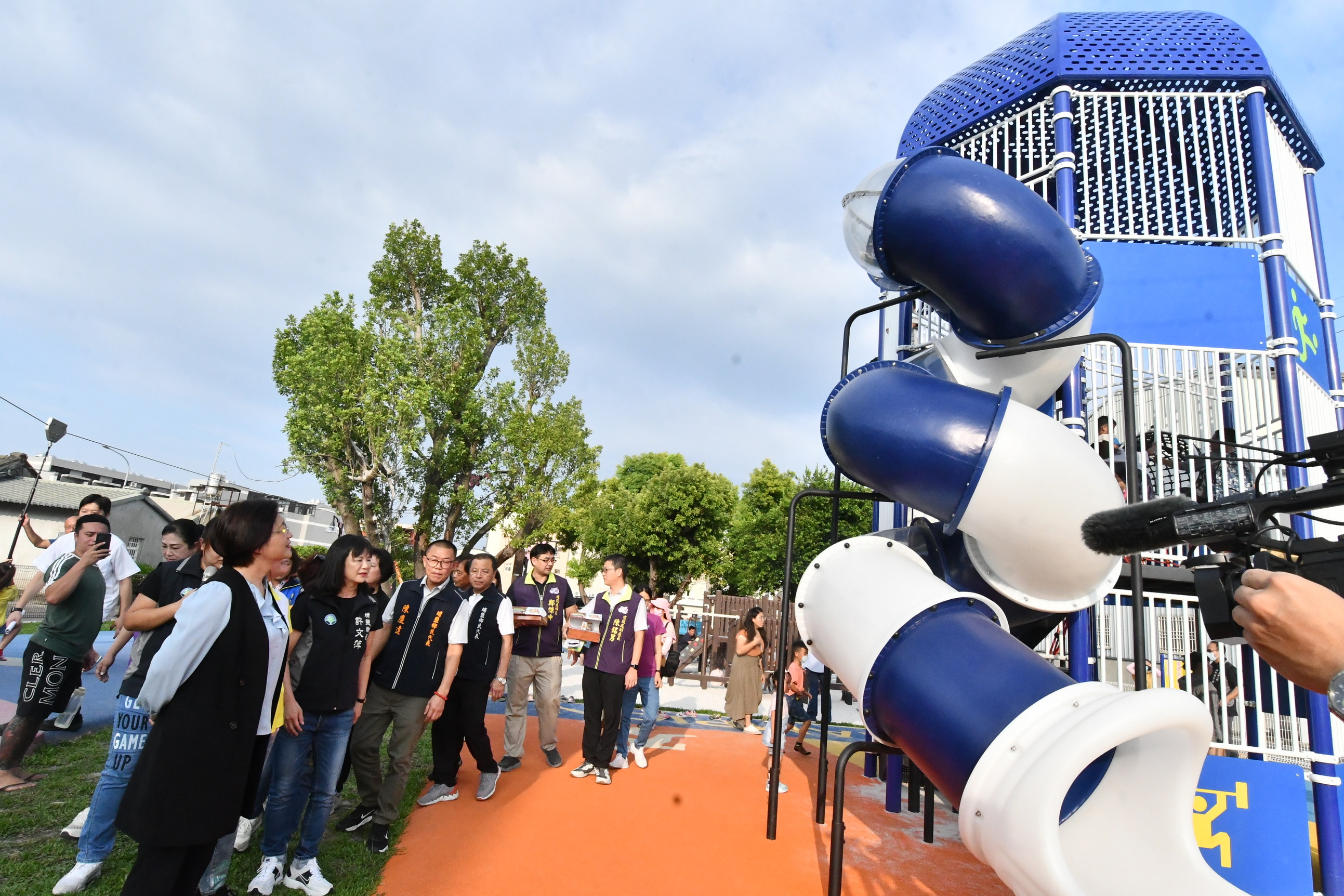 ▲埔鹽鄉埔南公園結合埔鹽順澤宮特色,在遊樂設施上設置了巨大冠軍帽,吸睛新景點讓民眾直呼超萌,吸引了來自各地的遊客。(記者張溎壕攝)