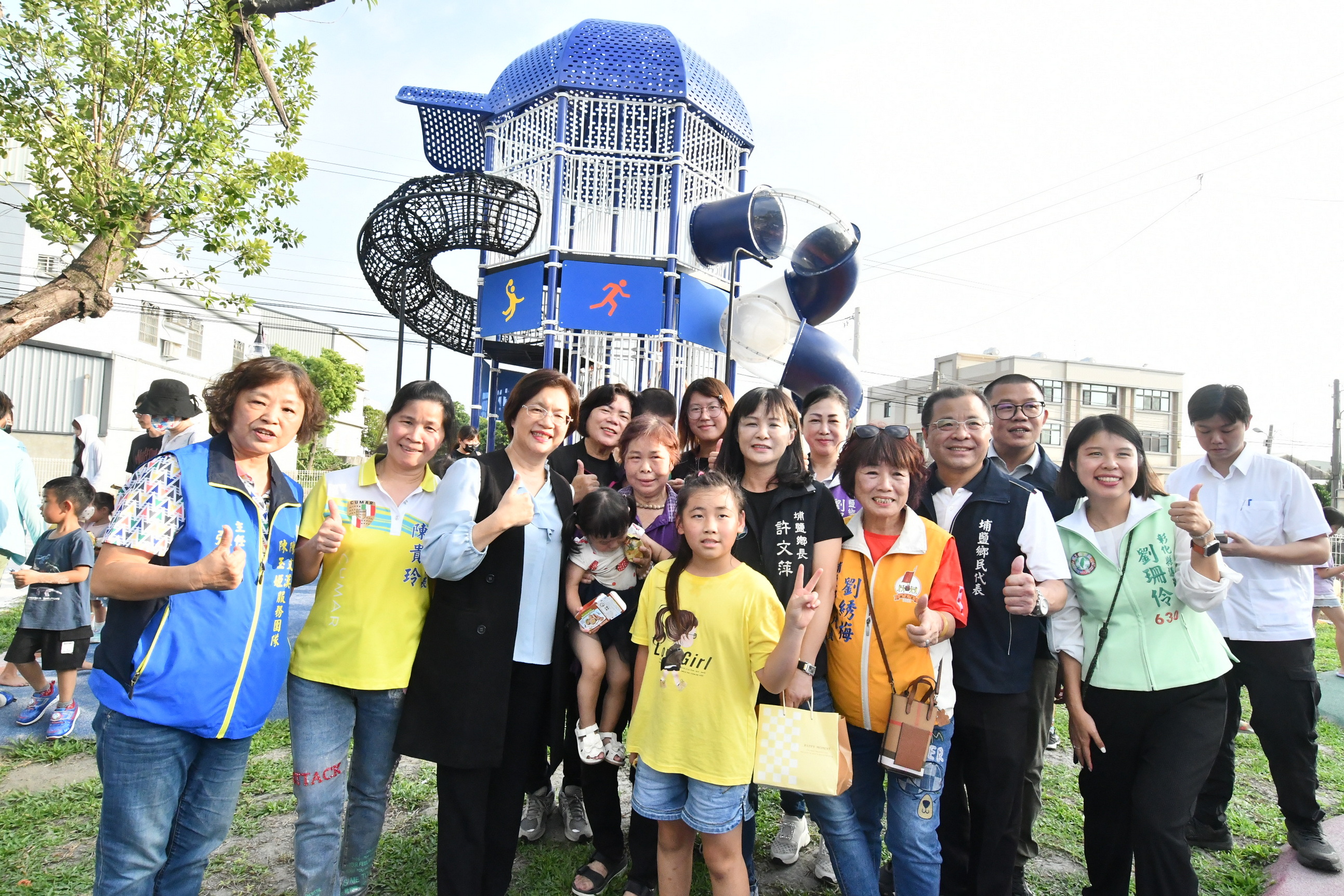 ▲埔鹽鄉埔南公園結合埔鹽順澤宮特色，在遊樂設施上設置了巨大冠軍帽，吸睛新景點讓民眾直呼超萌，吸引了來自各地的遊客。（記者張溎壕攝）