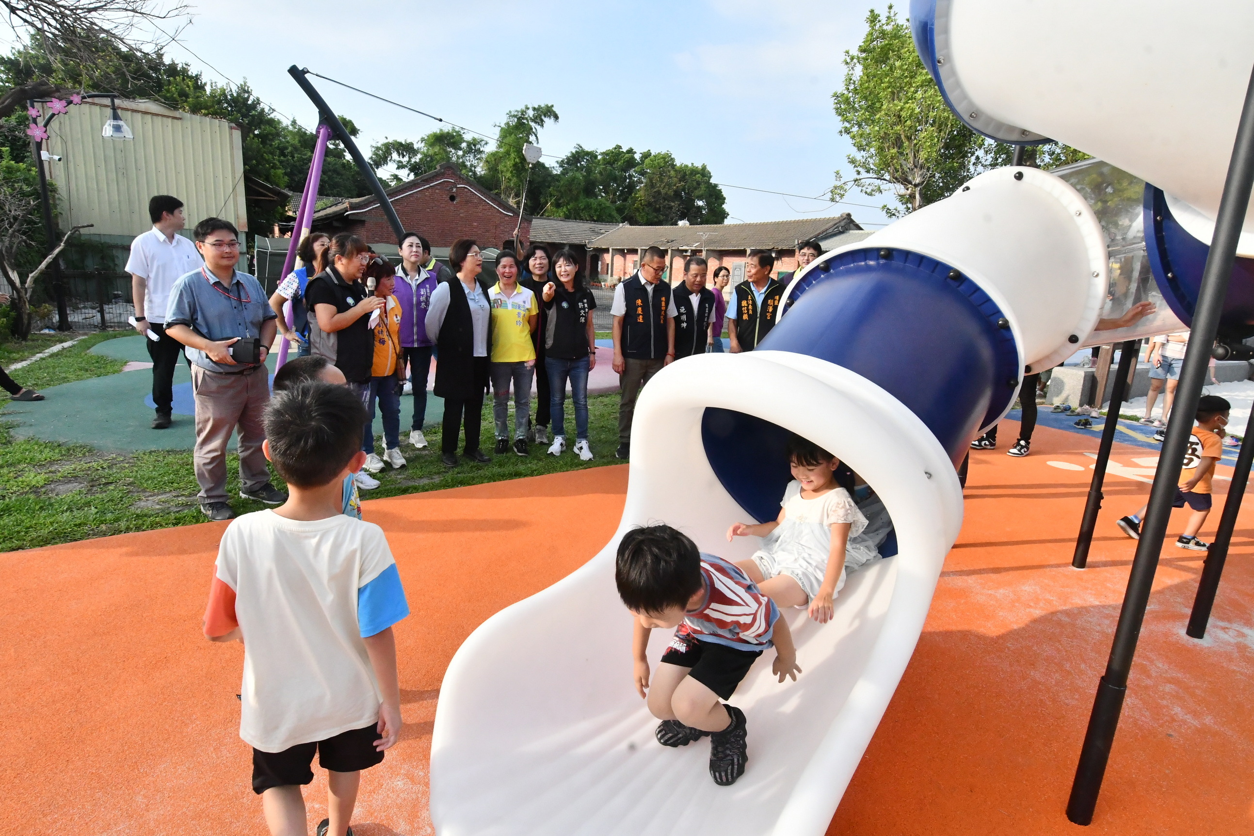 ▲埔鹽鄉埔南公園結合埔鹽順澤宮特色，在遊樂設施上設置了巨大冠軍帽，吸睛新景點讓民眾直呼超萌，吸引了來自各地的遊客。（記者張溎壕攝）