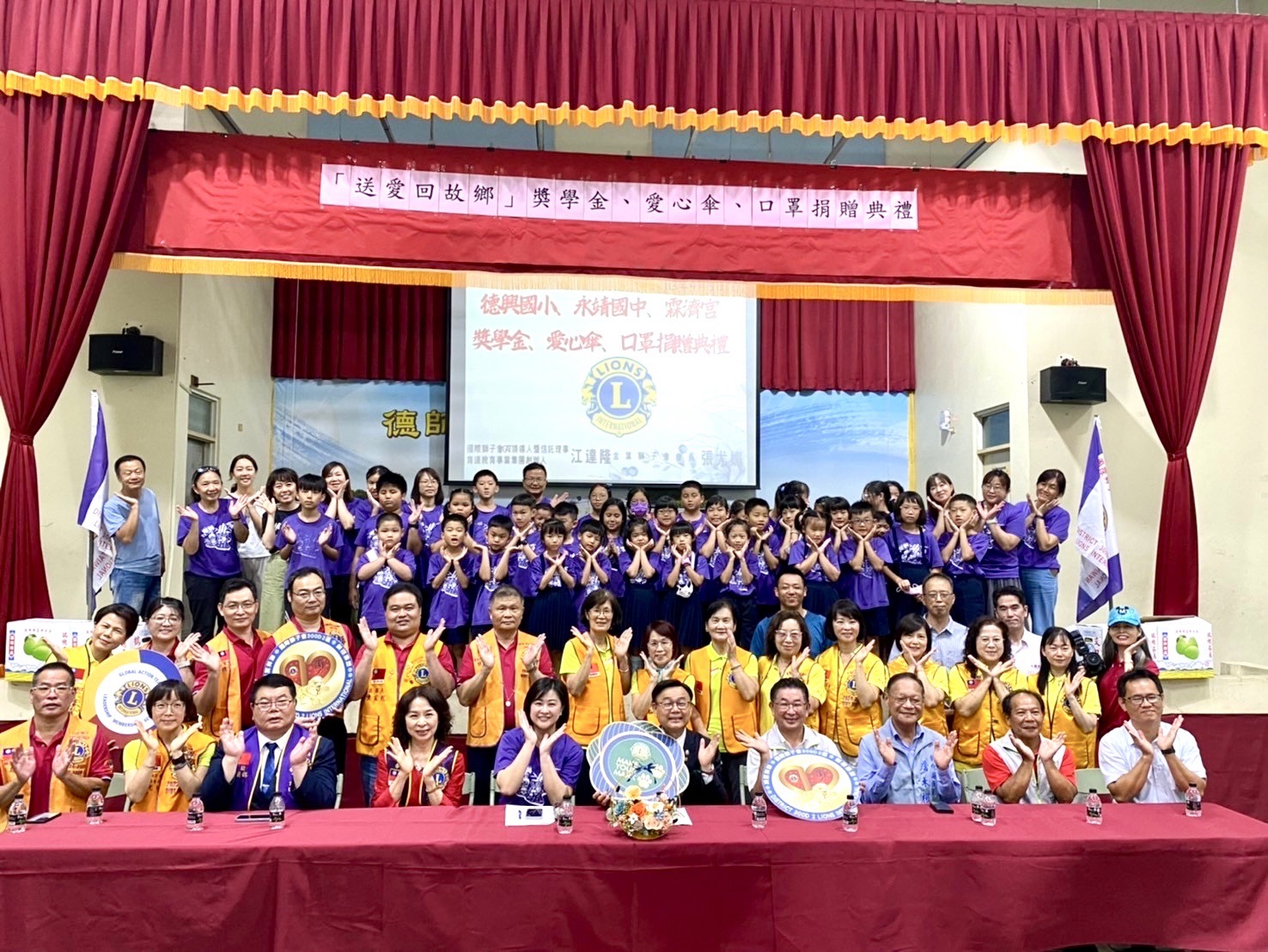 ▲永靖鄉德興國小傑出校友、育達教育基金會董事長江達隆率領國際獅子會捐贈獎學金及愛心傘和口罩,為學校與社區注入豐厚資源與關懷。(記者張溎壕攝)
