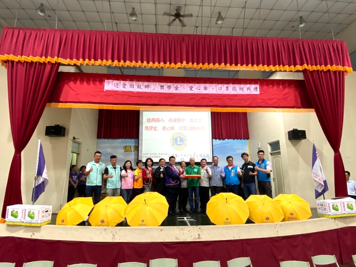 ▲永靖鄉德興國小傑出校友、育達教育基金會董事長江達隆率領國際獅子會捐贈獎學金及愛心傘和口罩，為學校與社區注入豐厚資源與關懷。（記者張溎壕攝）
