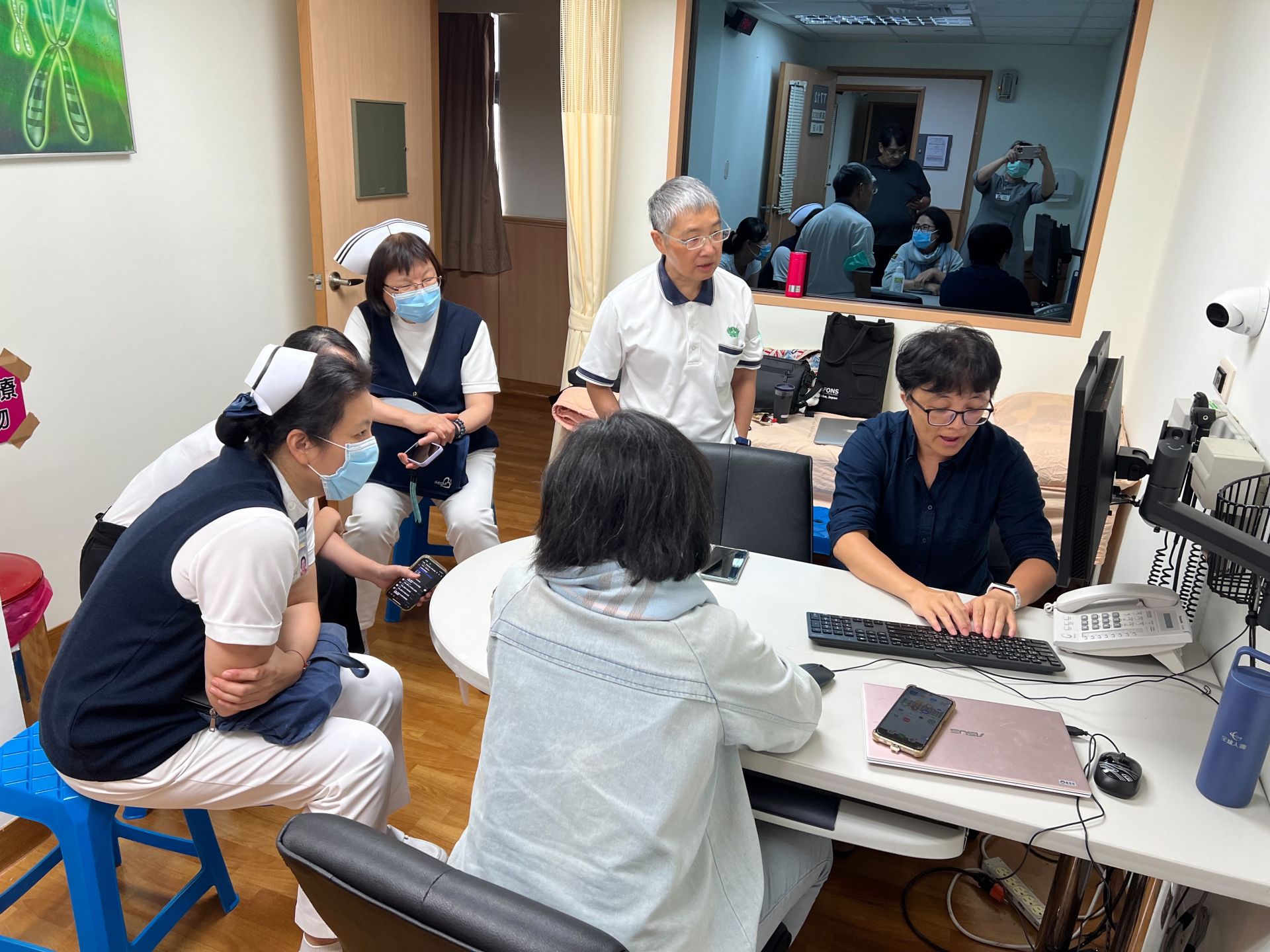 下午課程分成五組實作,每組學員依照主題展開討論並完成虛擬病人設計。