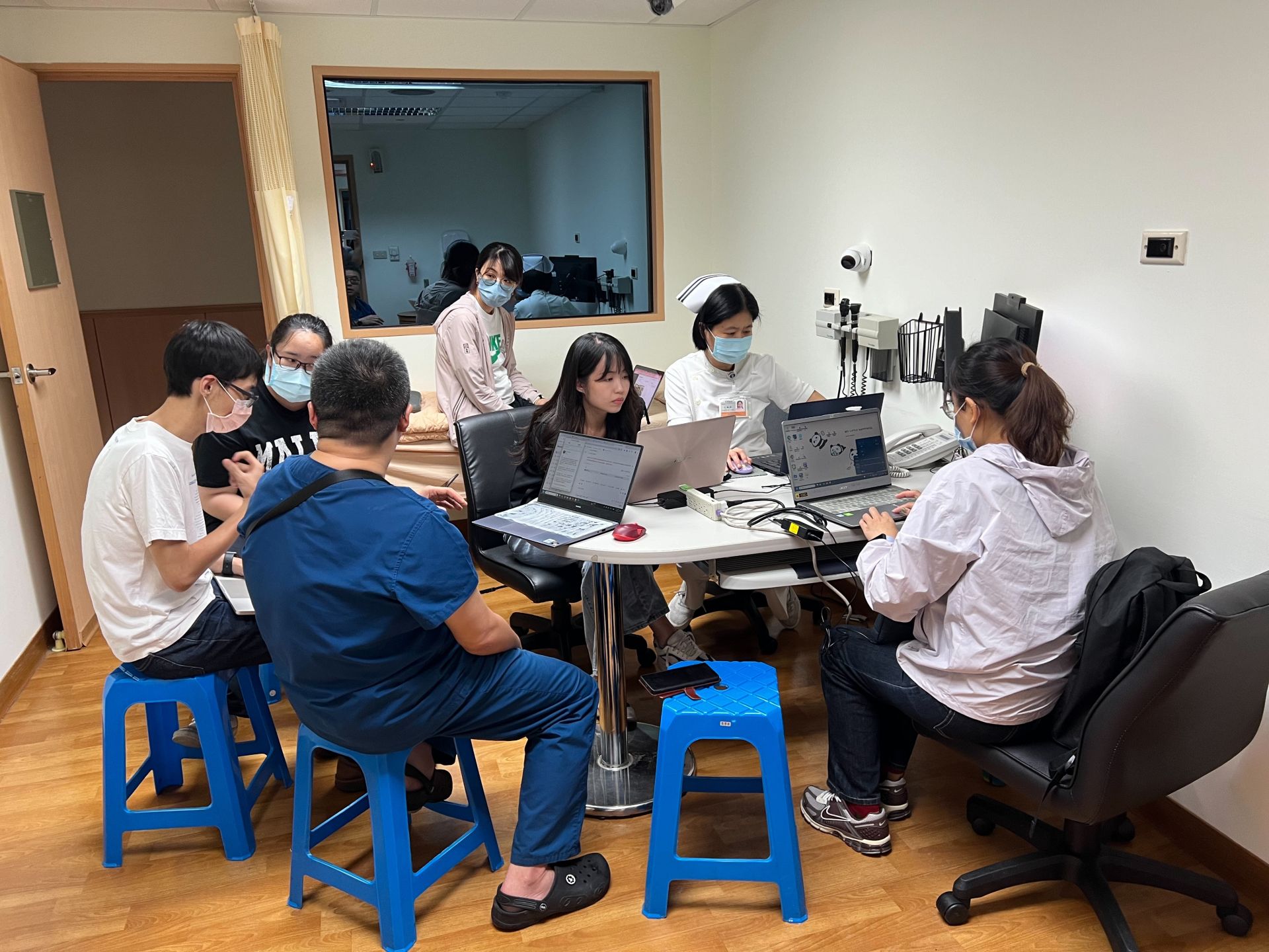 下午課程分成五組實作,每組學員依照主題展開討論並完成虛擬病人設計。