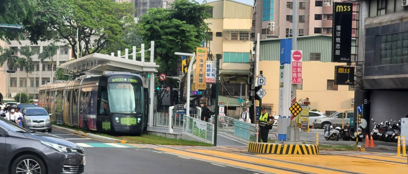 高雄輕軌半年運量大增35%,接駁公車優化上下學疏運 高雄輕軌半年運量大增35%,接駁公車優化上下學疏運