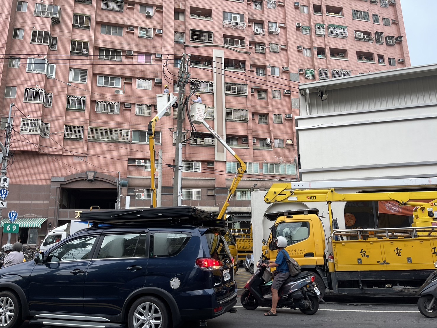 岡山區因雷雨線路故障 台電緊急派員勘查搶修 已逐步復電中
