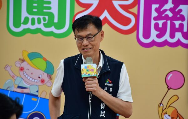 ▲臺中市教育局局長蔣偉民分享與孫女的互動,藉以強調落實道安教育的重要 性。