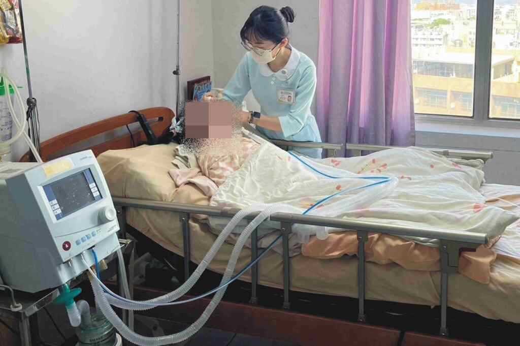 ▲轉送漢銘基督教醫院,現仍昏迷中的妹妹,持續接受治療與調養,醫療團隊希望能夠與她長期抗戰。(彰基醫院提供)